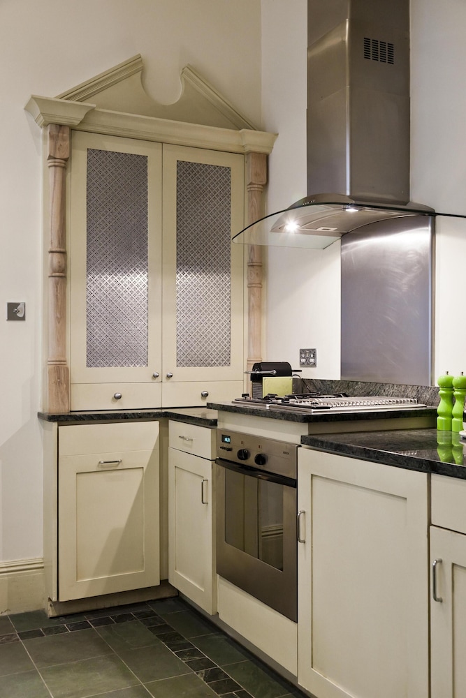 Gledhow Gardens by Onefinestay