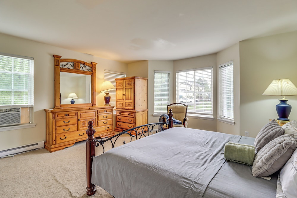 Family Retreat w/ 2 Game Rooms & Deck in Long Pond