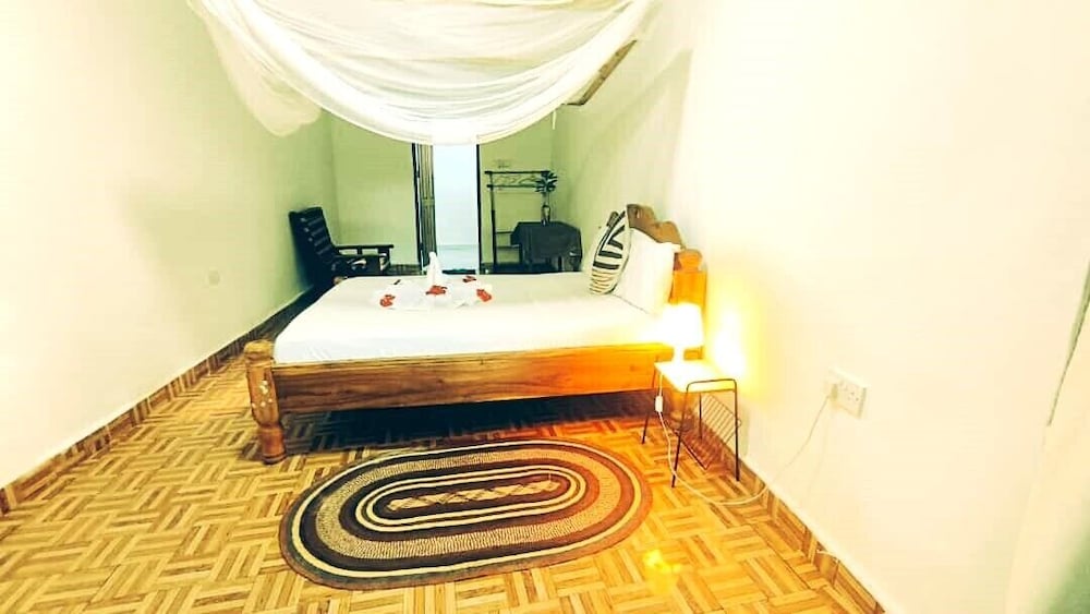 zanzllywood hotel and apartments