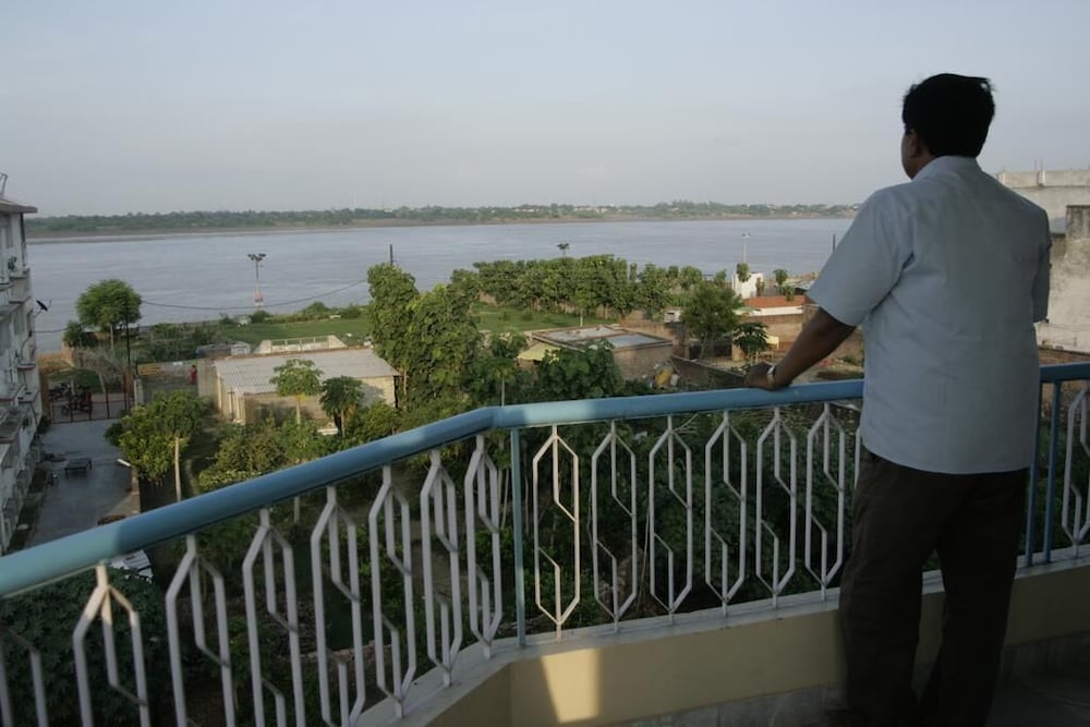 Sada Shiv Guest House near Ganga river