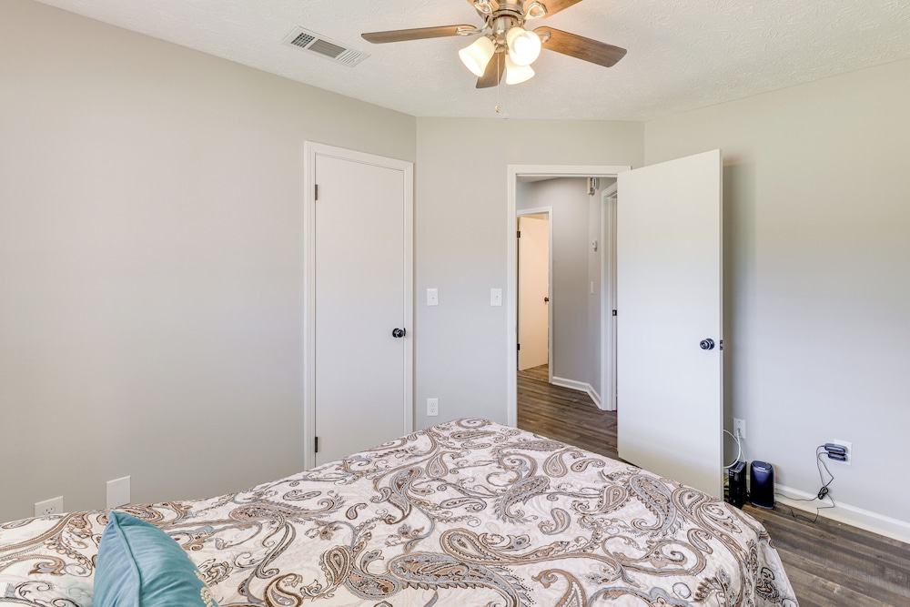 Centrally Located Prattville Home: 2 Mi to Dwtn