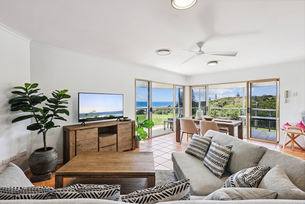 Oceanside Apartment With Views of Yaroomba Beach