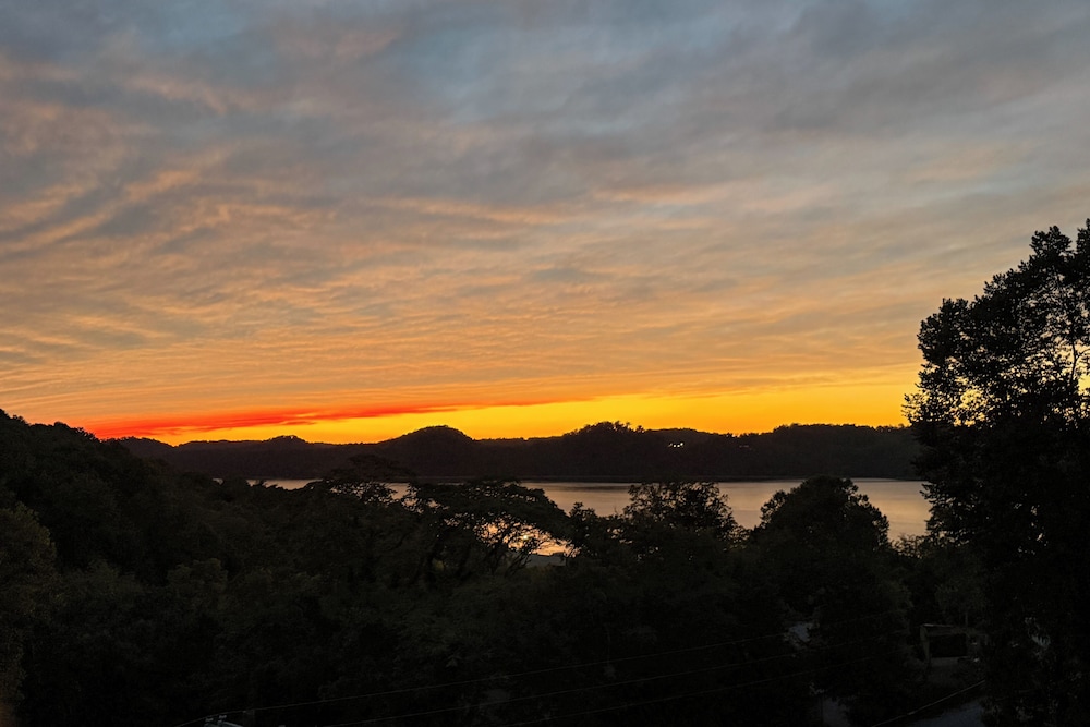 Walk to Marina: Center Hill Lake Family Home