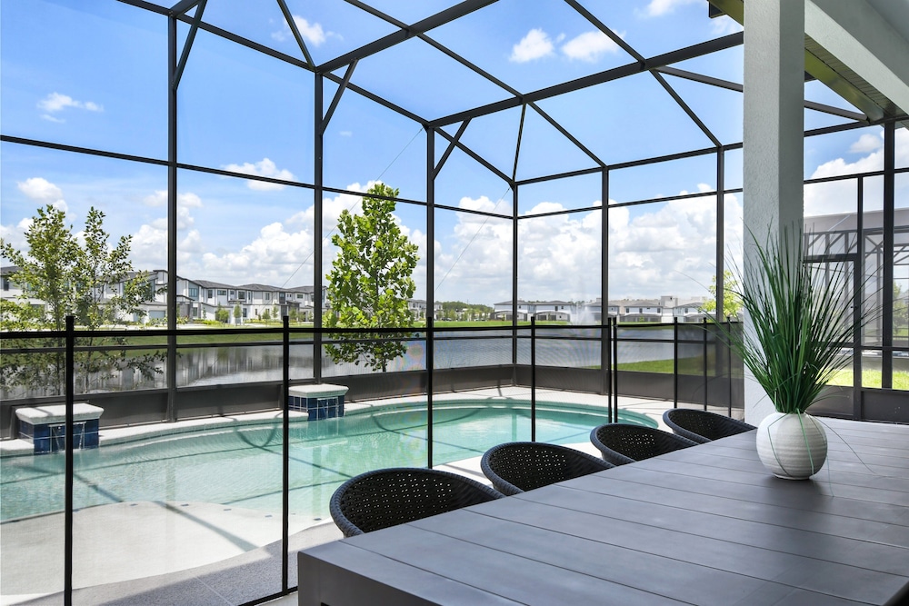 Luxurious 15br Villa With Lake View & Game/theater