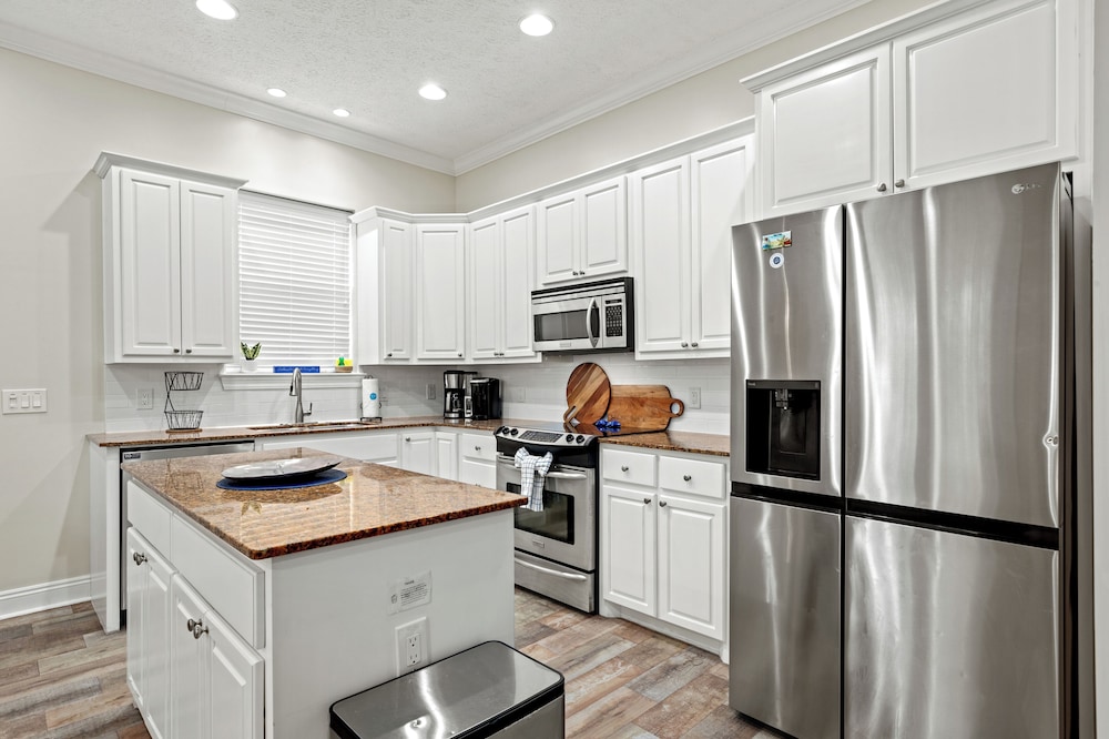 Escape to Sand Dollar Holler: Coastal Retreat, 3 Beds, 2.5 Baths, Sleeps 10!