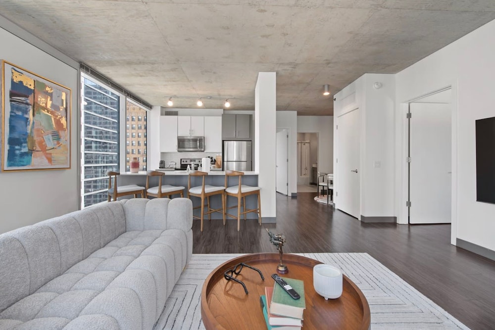 Loop City Views 2BR Apt Near Riverwalk