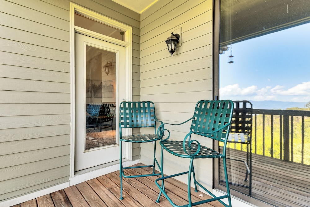 Condo w/ Private Balcony 6 Mi to Pisgah NF!