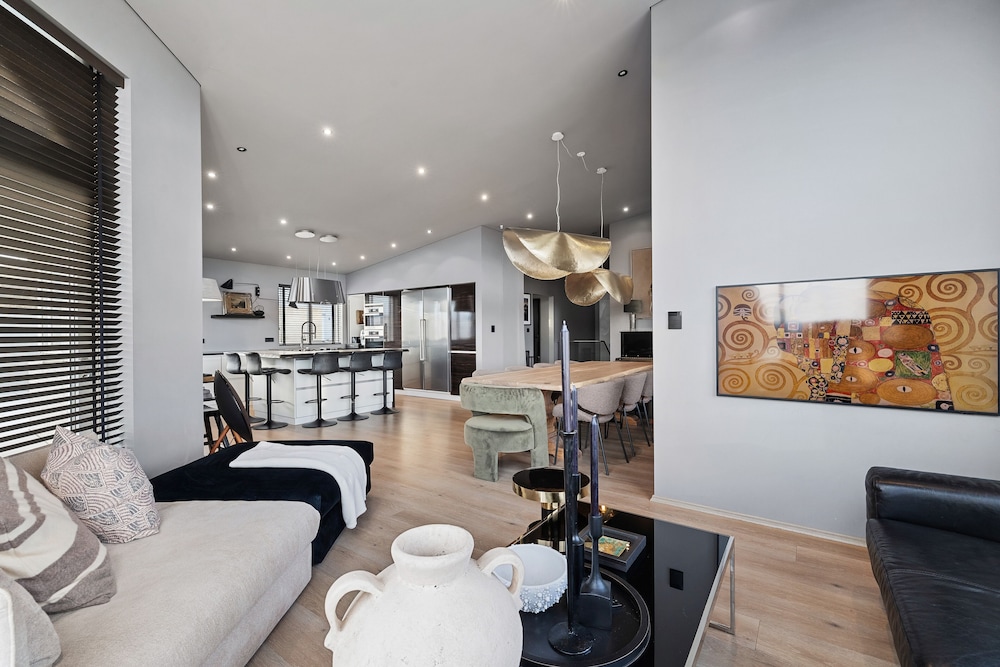 Luxurious Large Home, Perfect for Your Group view 3