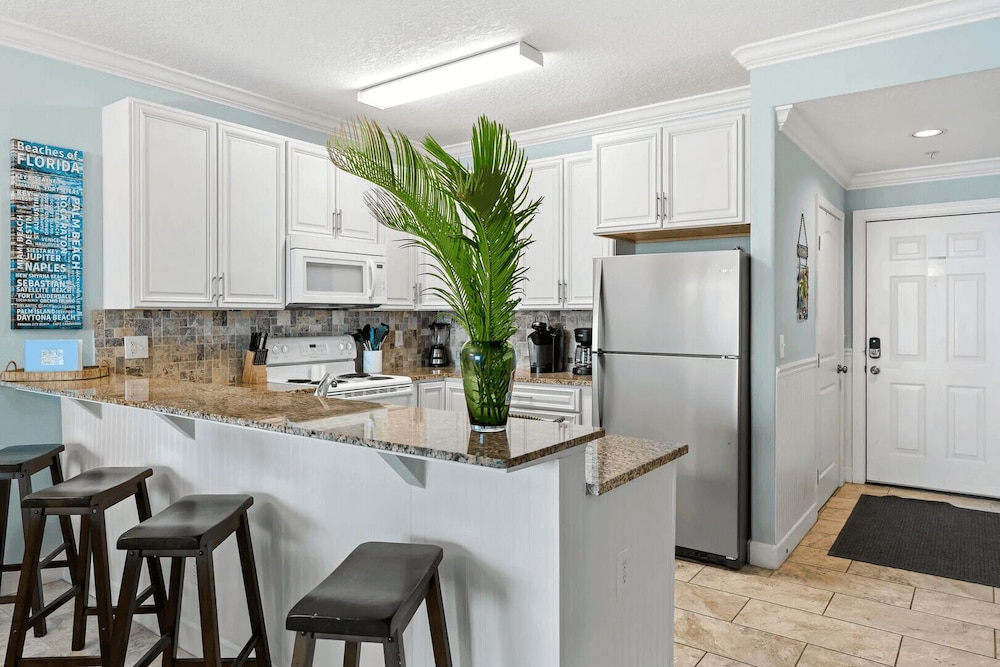Beachfront Access, 2 Pools, Beach Service w/ Chairs Emerald Isle Resort 1308