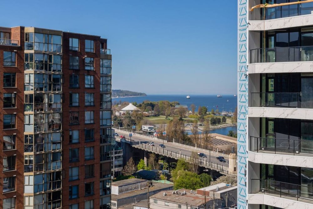 Beautiful 2 Bdrm 2bath Condo Downtown With Views of the Ocean