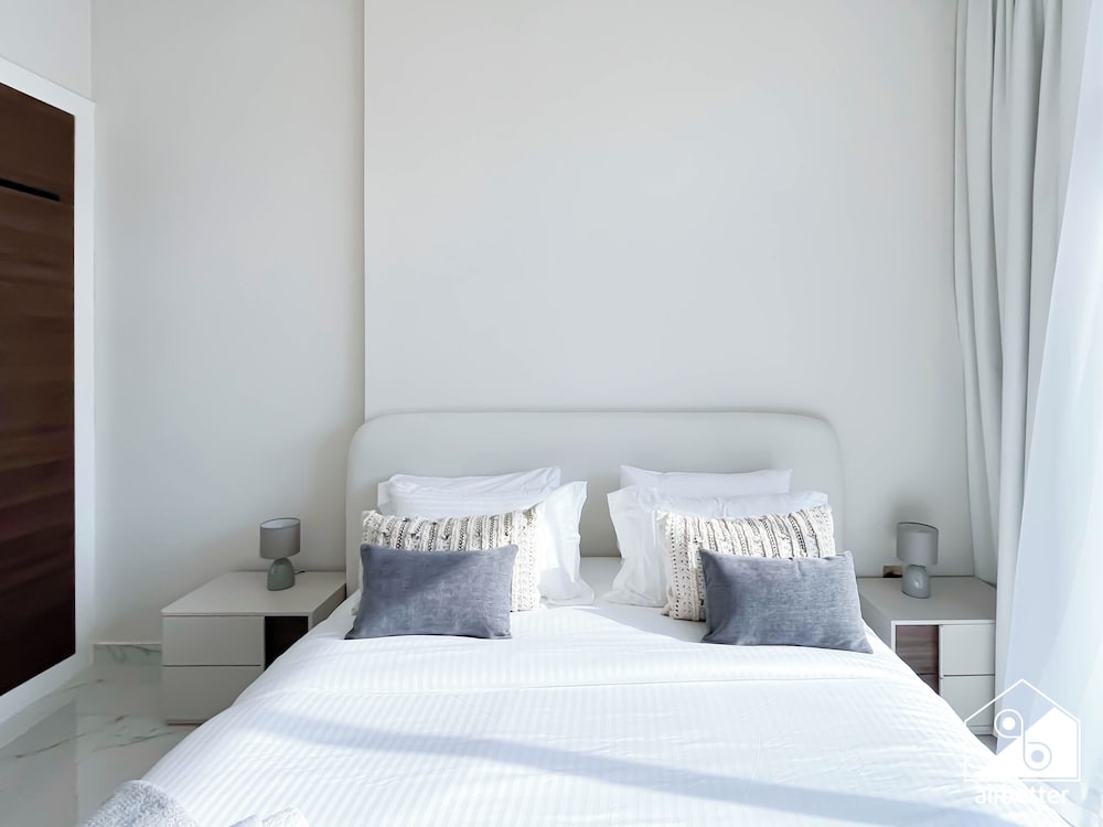 Jewelz Luxury 2BR Balcony, Pool & Garden Views