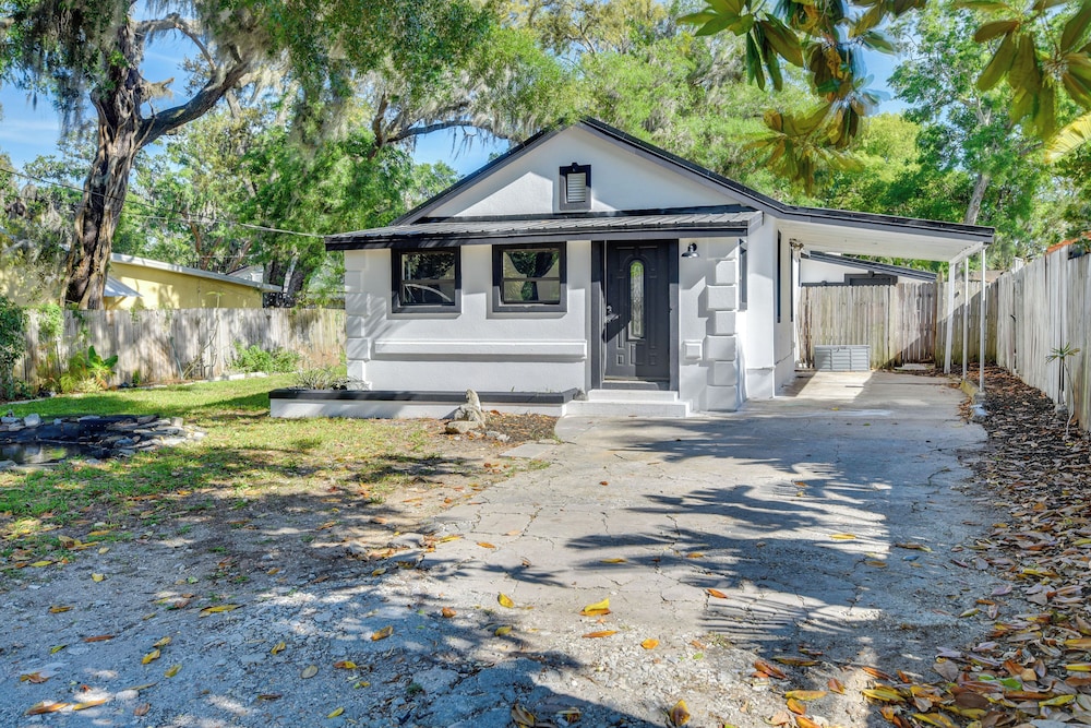 Stroll to Shore: Retreat w/ Yard in Daytona Beach