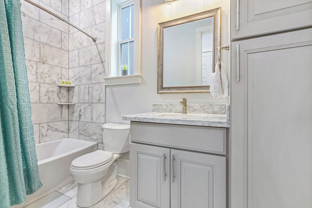 Stunning 4 BR Condo + Pool - Near St. Charles