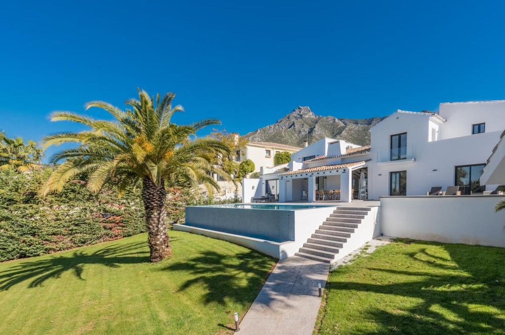 Magnificent And Modern Decorated Villa - Image 4