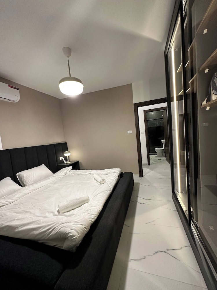 Stylish Luxe Apartment Fr 0003 view 2