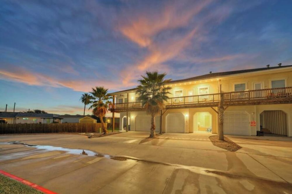 2 Homes in Las Palmeras by Avantstay Sleeps 18, Resort Pool + Private Patio Walk to Town, Golf Cart Zone