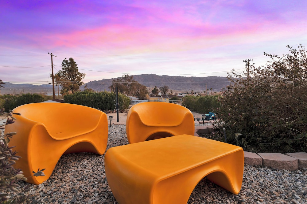 6 Mi to Joshua Tree: Home w/ Outdoor Oasis & View!