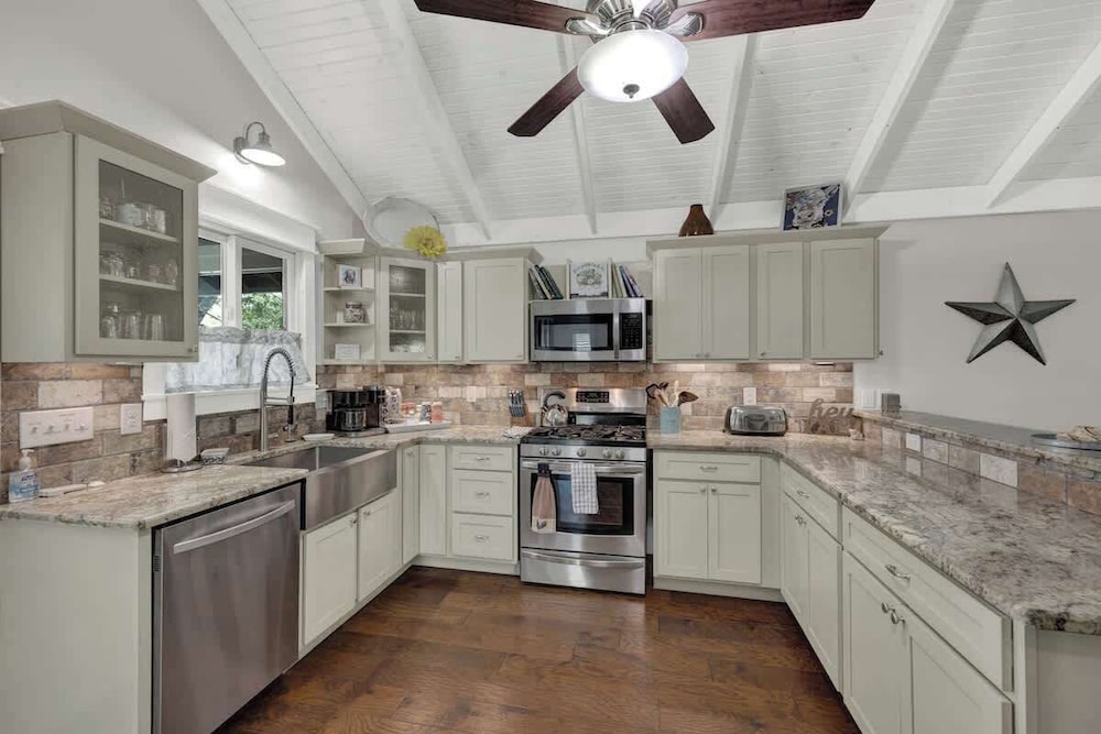 Charming Cottage-3 Mins to Downtown-pet Friendly!