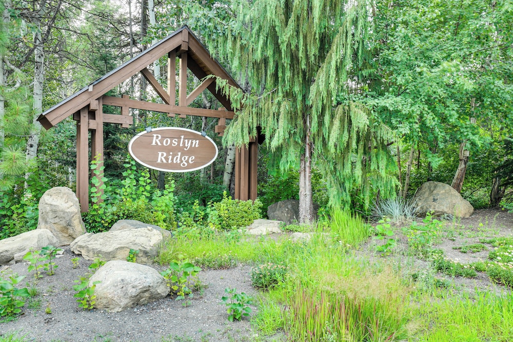 Hot Tub & Game Room: Ronald Retreat 2 Mi to Lake!