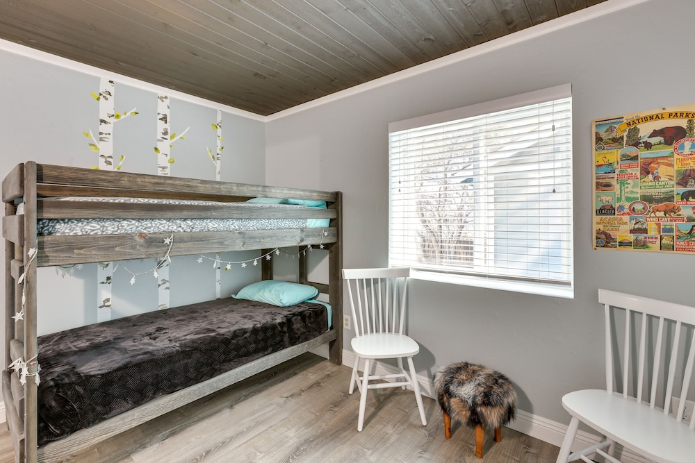 Sugarloaf Cabin w/ Fireplace Near Big Bear Lake - Property Image 21