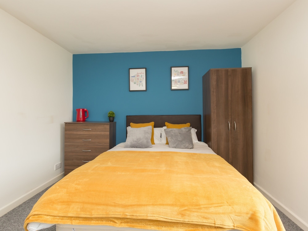 Crewe Vacations - Crewe Rooms Edleston Road - Property Image 4