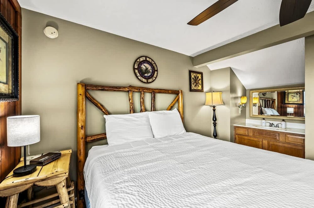 Sleeps 4 Hot Tub Indoor Pool Mountain Views