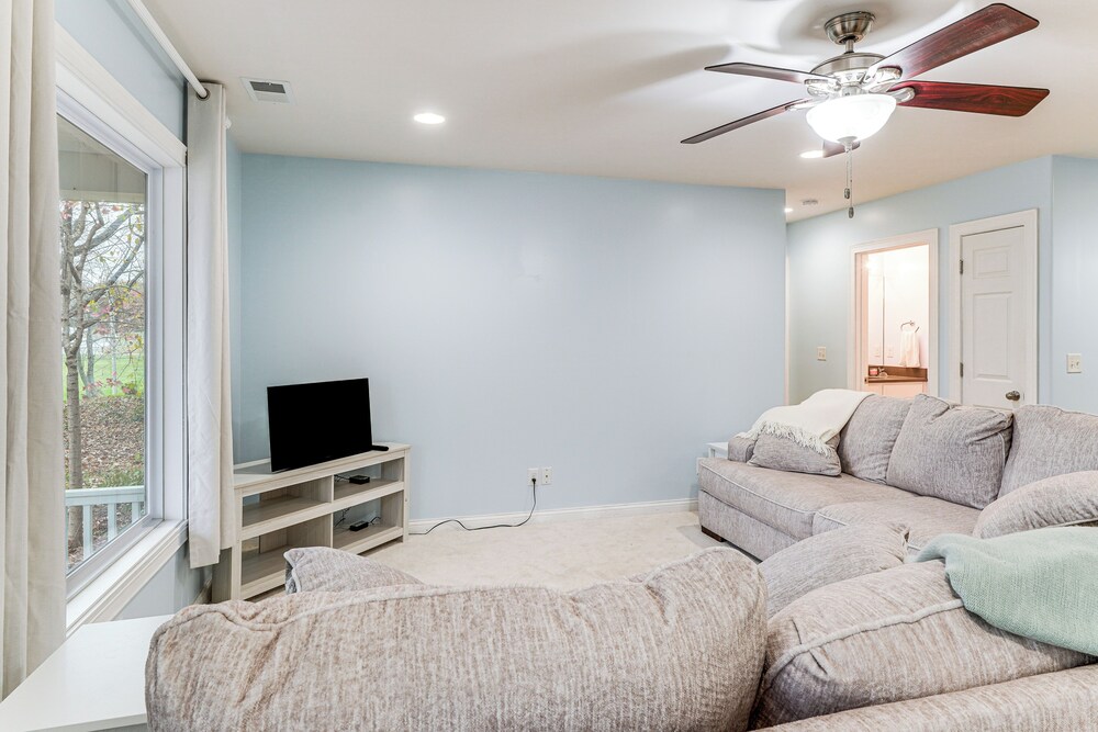 1 Mi to Dtwn Newburgh: Quiet Home w/ Yard!