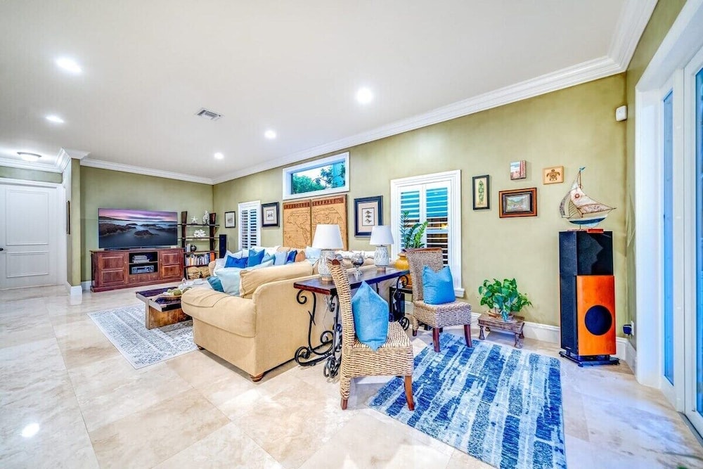 5 Bedroom Luxury Home, Minutes to Las Olas, Shops & Beach