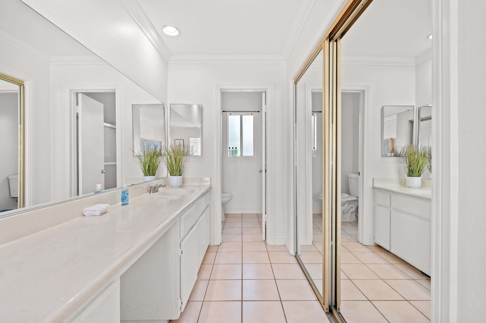 Modern Glendora Retreat Family Getaway Near Cal Poly & Mt. SAC