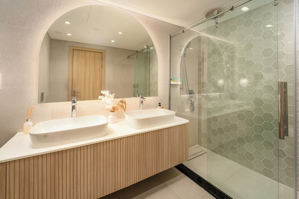 Stunning 2 BR in the heart of Downtown