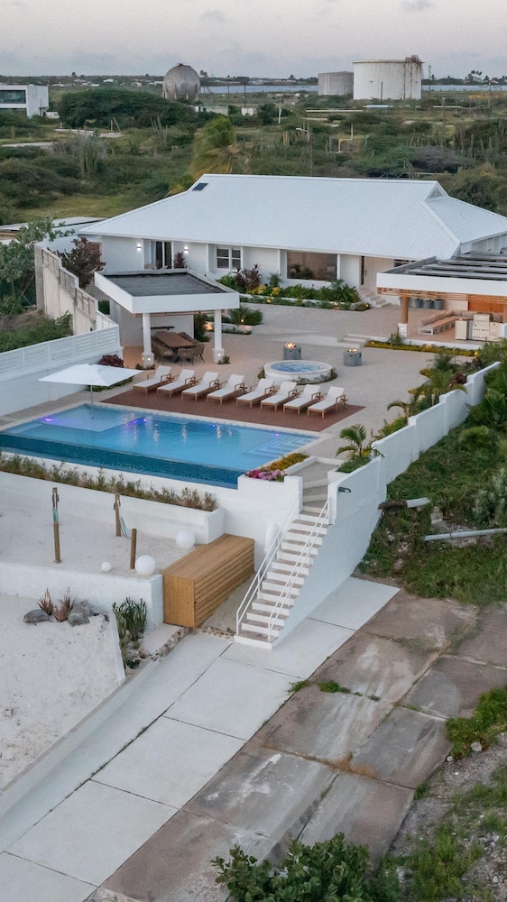 Beachfront Villa w Pool Sleeps 16 Dining Tub