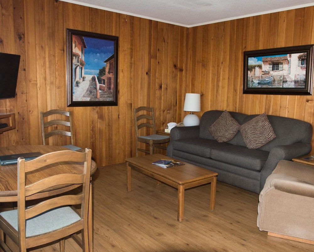 The Cedarwood Inn & Suites