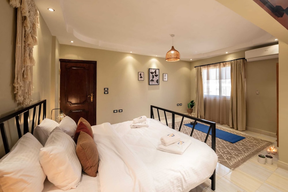 Xuru Stays I Play Foosball & Do Yoga - 1 BR Apt. 5 Min To Airport