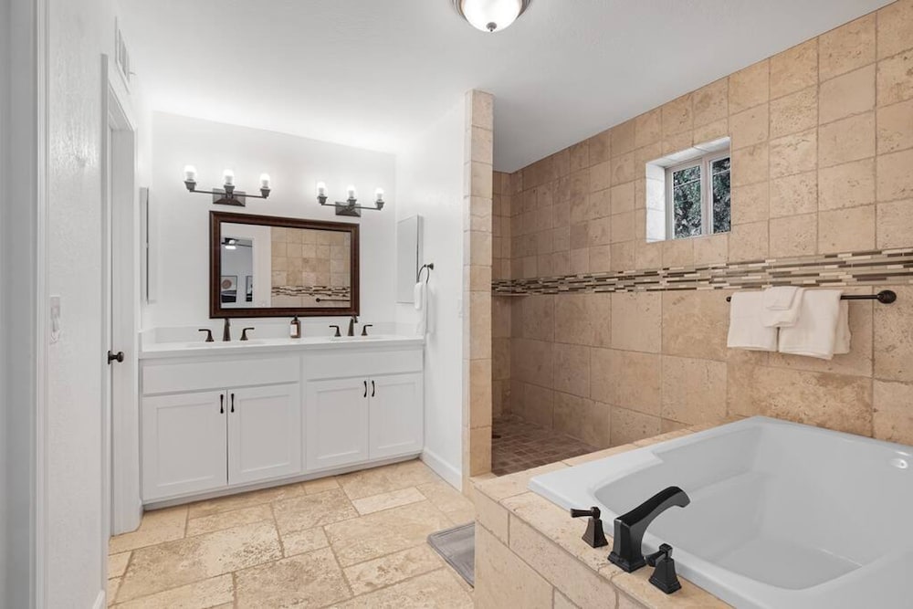 Huge Golf Course Home-free Heated Pool Theatre Gym