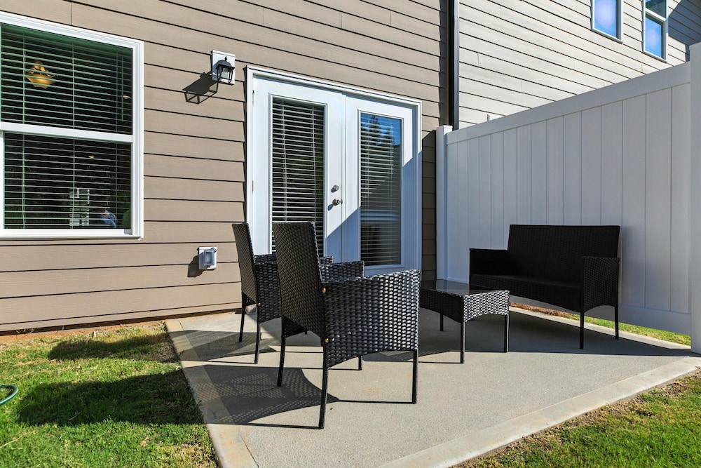 Charming Easley Retreat With Private Yard 3 Bedroom Townhouse