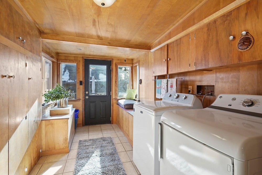 North West Nest 30 Day Minimum 2 Bedroom Home by RedAwning