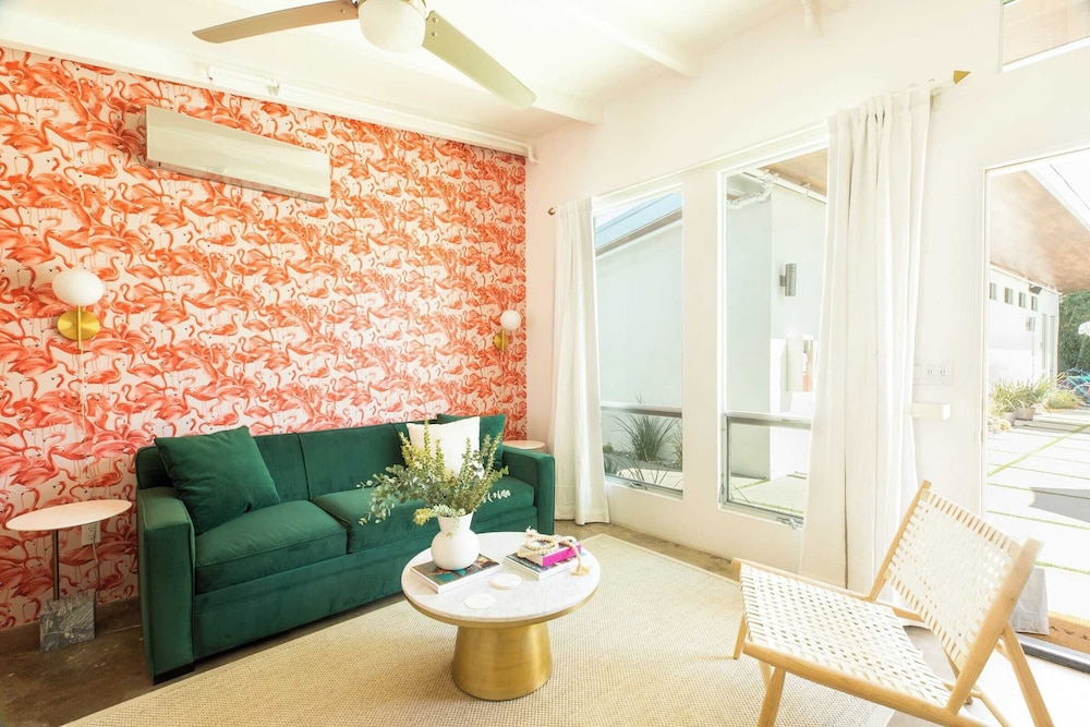 5 Private Rooms, Sleeps 14 Wesley Studio Buyout