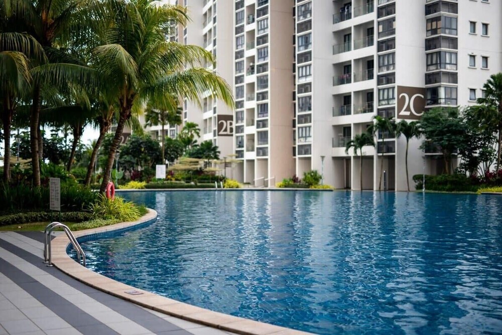 A Stylish 2BR Suite, Water Views, Free Parking