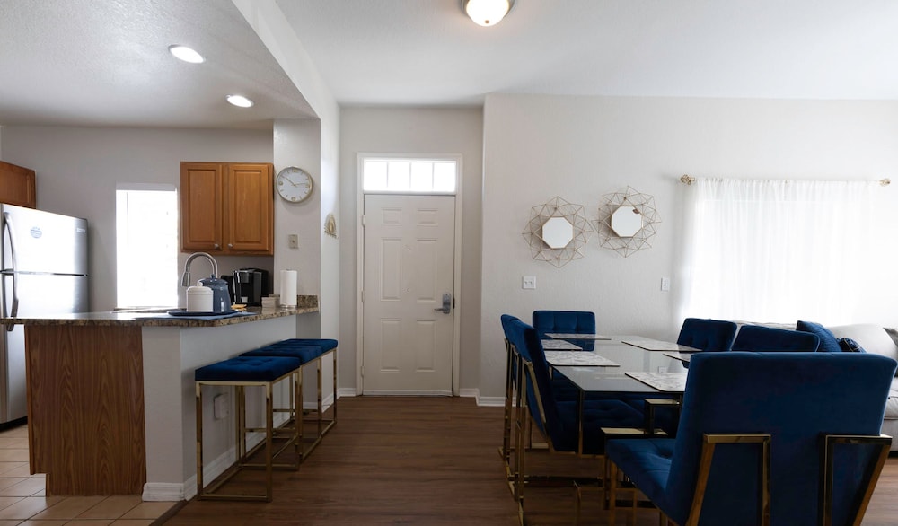 Amazing Family Townhouse Minutes From the Parks