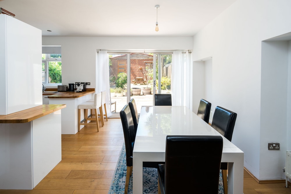 Elegant 2Bd House With Garden And Decked Patio