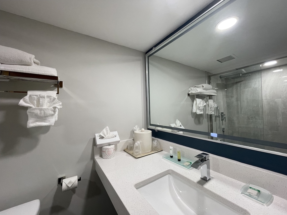 Bloomington Vacations - The Chateau Hotel and Conference Center - Property Image 63