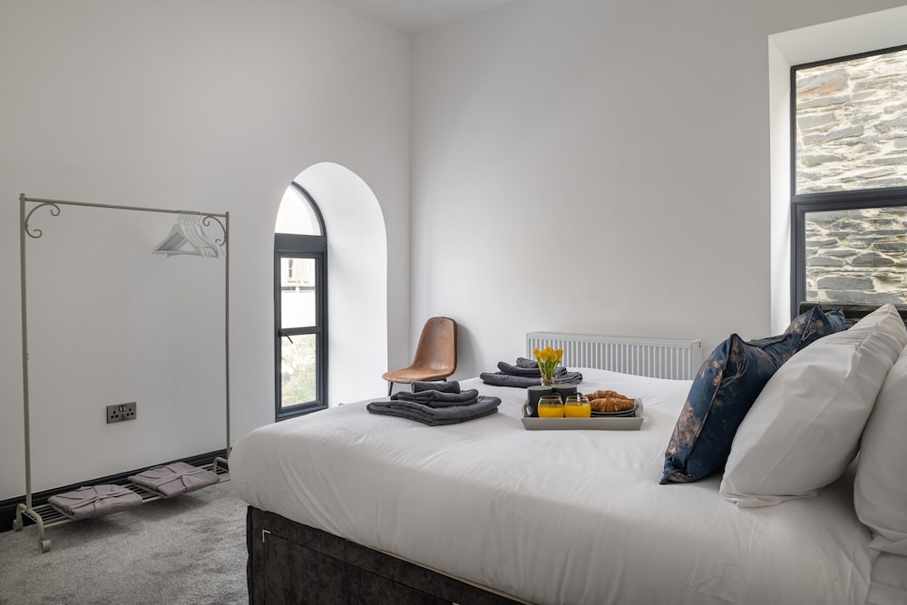 Beautiful 5 Bedroom Apartment in Capel Salem