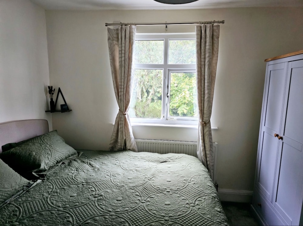 The Sweetbriar Cottage 3 Bedroom House in Leeds view 4