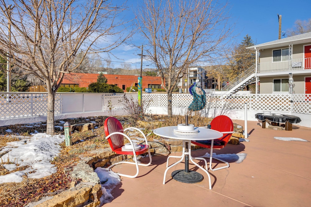 Pikes Peak Mountain Views: Manitou Springs Apt