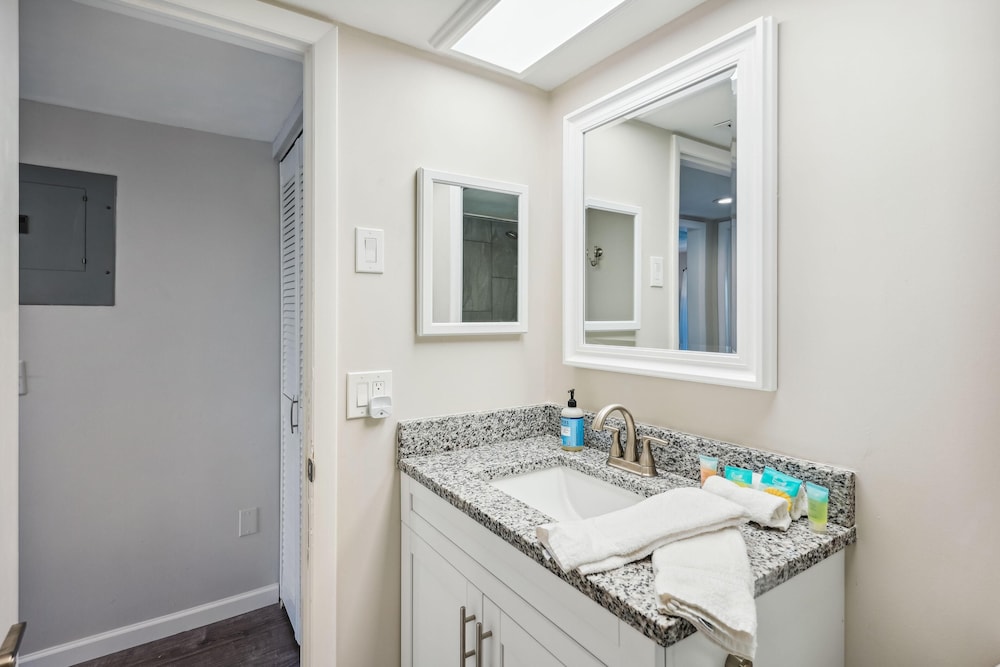 Bayshore Yacht & Tennis 409 - Premier