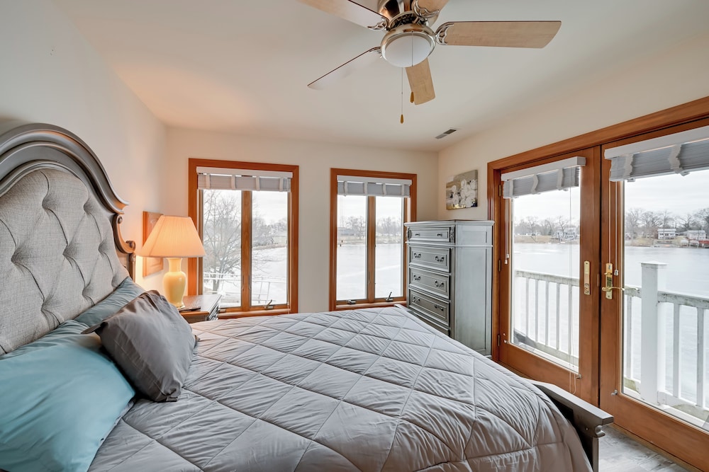 Hot Tub & Dock: Waterfront Lake Hamilton Home