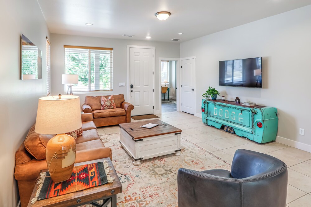 Walk to Flagstaff Urban Trails System: Cozy Home