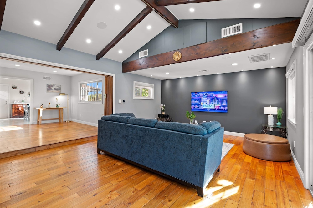 Luxury Estate With Sparkling Pool Elegant Amenities