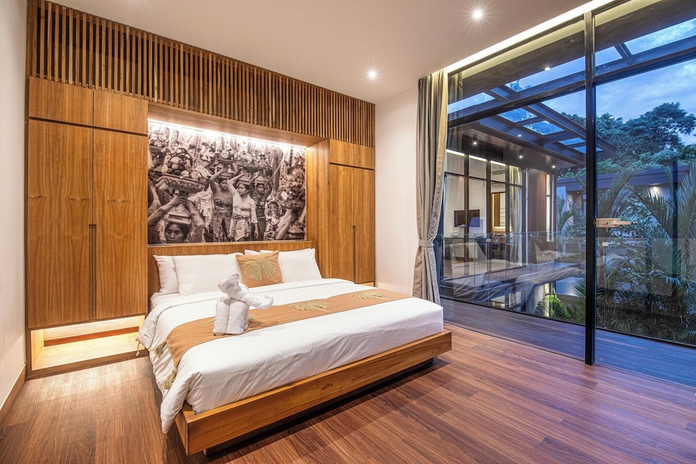 Elegant 6BR Canggu Villa Steps From the Ocean
