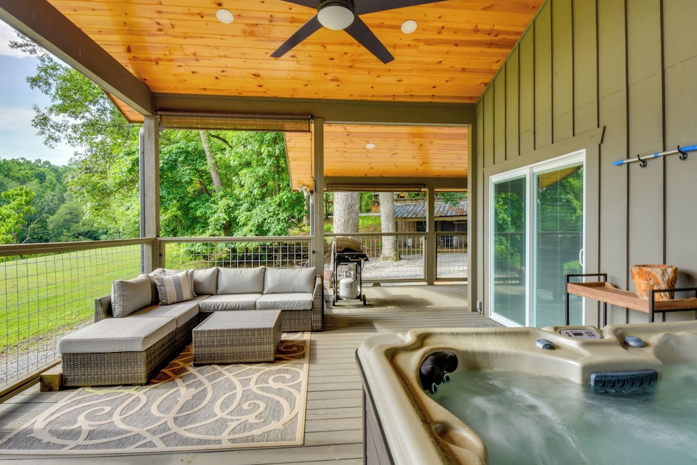 6 Mi to Helen: Romantic Georgia Cottage Hideaway!
